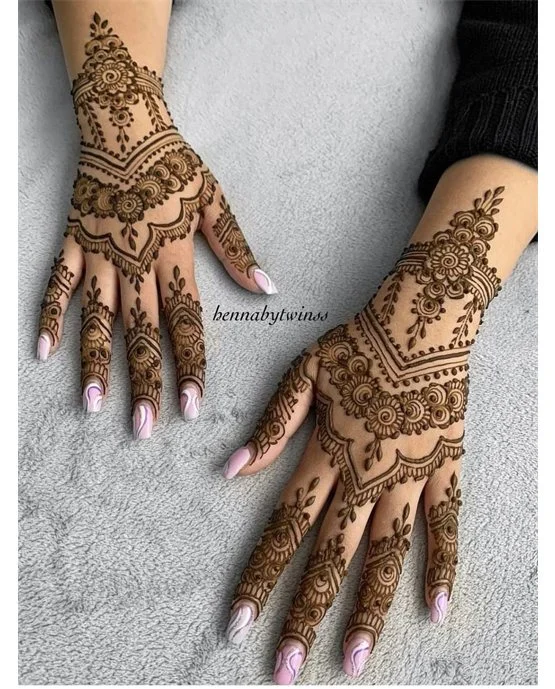 Ethnic Motif Using Plait Back Hand Mehndi Design Ethnic Motif Using Plait Back Hand Mehndi Design
